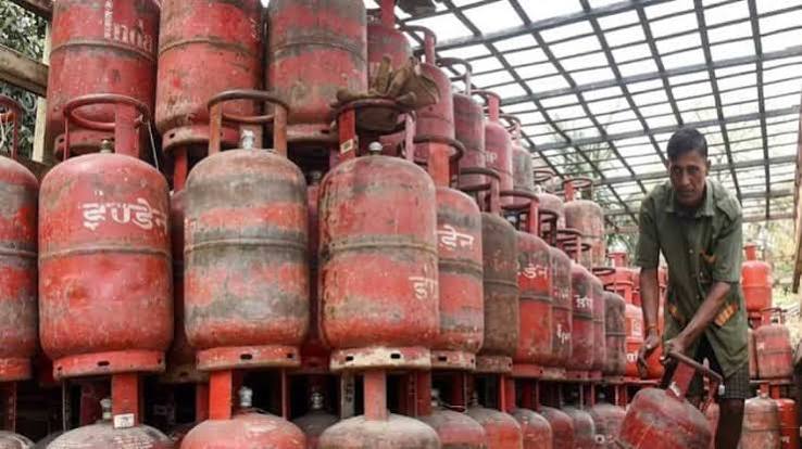 आधार KYC नहीं, तो नहीं मिलेगी LPG सब्सिडी, 1 अक्टूबर से बदलने जा रहे हैं नियम, बायोमेट्रिक ऑथेंटिकेशन जरूरी | Zee Business Hindi