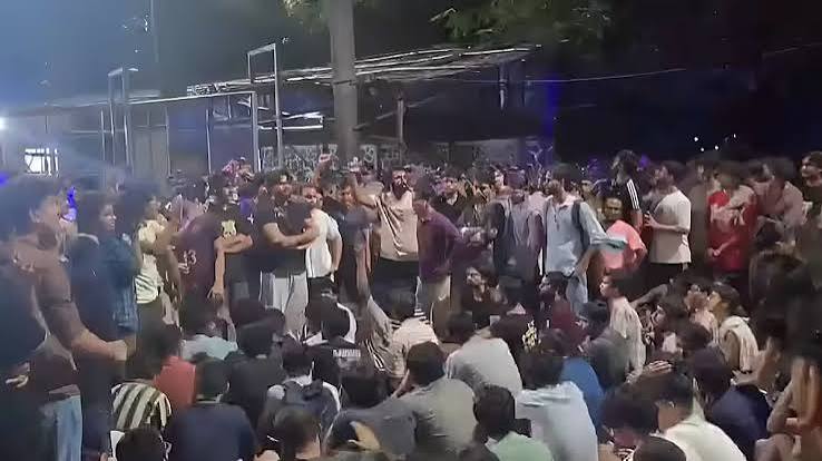 IIT बॉम्बे में छात्र आंदोलन के बाद एक्शन, प्रो. डुल्ला निलंबित, 18 मांगों पर प्रशासन की सहमति